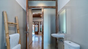 Ein Badezimmer mit Toilette, Waschbecken und Spiegel.