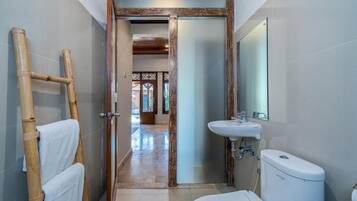 Villa, 3 chambres, piscine privée, vue piscine | Salle de bain