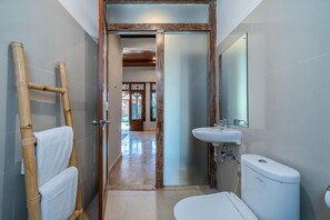 Vila, 3 kamar tidur, kolam renang pribadi, pemandangan kolam renang | Kamar mandi