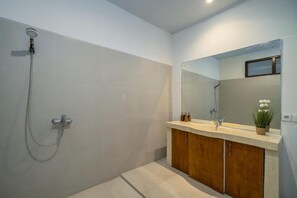 Villa, 3 slaapkamers, privézwembad, uitzicht op zwembad | Badkamer | Een douche, gratis toiletartikelen, een haardroger, handdoeken