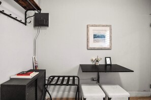 Dining - Great Location  | Cozy Studio | WiFi and AC (San Juan)