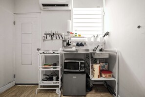 Microwave, stovetop, coffee/tea maker - Cozy studio | AC | High-Speed WiFi (San Juan)