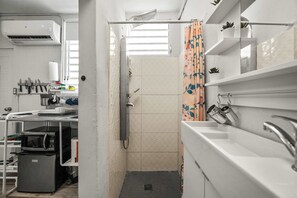 Microwave, stovetop, coffee/tea maker - Cozy studio | AC | High-Speed WiFi (San Juan)
