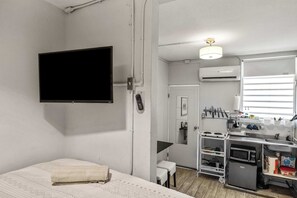 Room - Great Location  | Cozy Studio | WiFi and AC (San Juan)