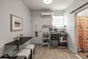 Private kitchen - Great Location  | Cozy Studio | WiFi and AC (San Juan)