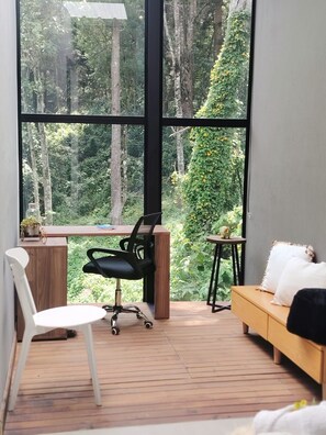 Appartement luxueux, balcon, vue sur la montagne | Intérieur