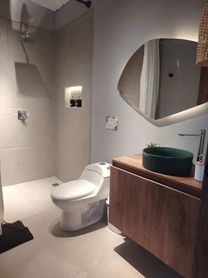 Luxury Apartment, Balcony, Mountain View | Bathroom - apartasuite con vista al bosque (Rionegro)