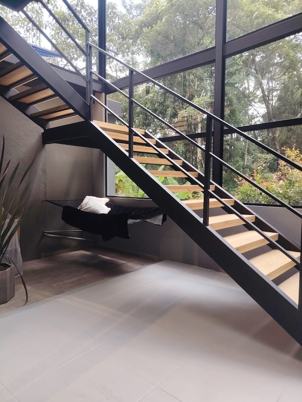 Appartement luxueux, balcon, vue sur la montagne | Intérieur