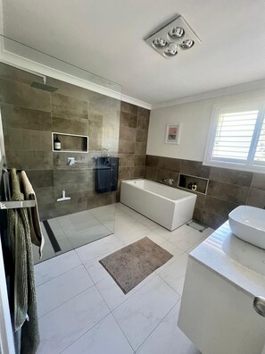 Bathroom - Peaceful Family Home in Brookvale for mid-term rental (Brookvale)
