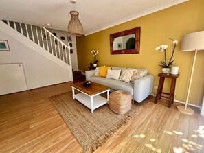 Living area - Peaceful Family Home in Brookvale for mid-term rental (Brookvale)