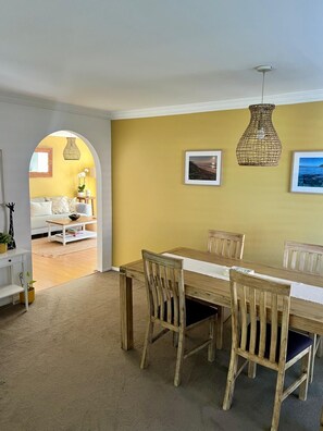 Dining - Peaceful Family Home in Brookvale for mid-term rental (Brookvale)