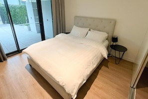 Iron/ironing board, WiFi, bed sheets - Luxury 2BR 2B Docklands Bright & Modern Apt - Free Covered Parking, 2p sofa bed (Docklands)