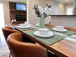 Dining - Chic Digs! Minutes to The Battery, Truist, Vinings & Pace academy (Atlanta)