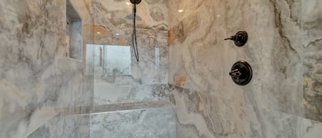 按摩浴缸、風筒、提供毛巾、番梘