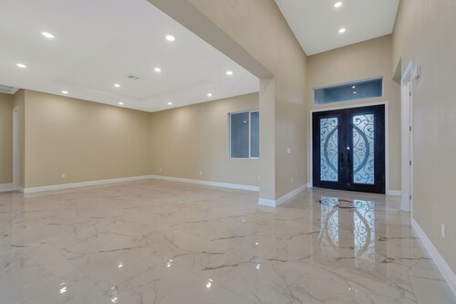 Spacious 5-bedroom villa in half acre lot in Las Vegas with RV Garage