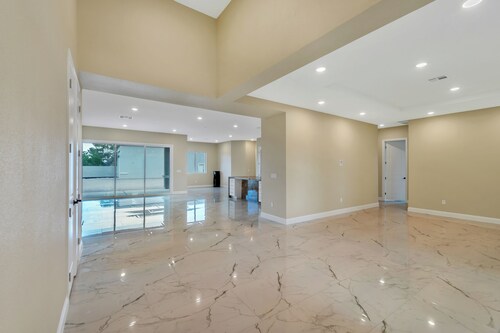 Spacious 5-bedroom villa in half acre lot in Las Vegas with RV Garage