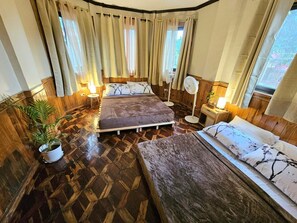 Klassieke vierpersoonskamer | Een strijkplank/strijkijzer, gratis wifi