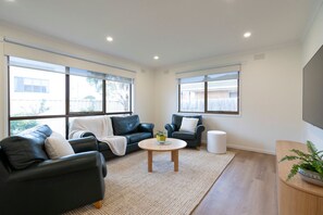 TV - Light filled 2 bedroom central retreat (Torquay)