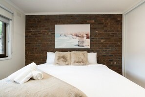 Tabla de planchar con plancha, wifi y ropa de cama 