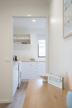 Interior - Light filled 2 bedroom central retreat (Torquay)