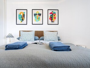 Tabla de planchar con plancha, internet y ropa de cama 