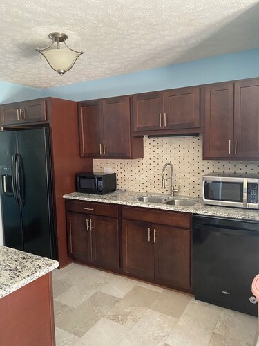 Marvelous ROOM FOR RENT SHARED-BATHROOM house with AC in Fayetteville