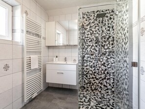 Shower, hair dryer - Spacious vacation home where your dog is welcome (Radfeld)