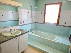 Shower, hair dryer, towels, soap - Bretagne large seaside house (Moëlan-sur-Mer)