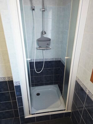 Shower, hair dryer, towels, soap - Bretagne large seaside house (Moëlan-sur-Mer)