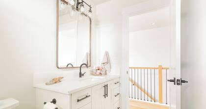 Prime Vancouver Gem Modern 2- bedroom Retreat