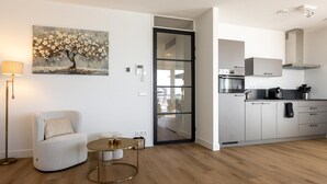 Un apartamento moderno con sala de estar, comedor y cocina.