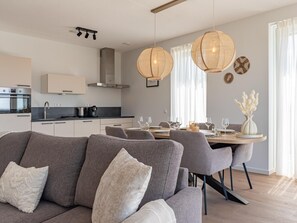 Interior - Luxury penthouse with terrace and harbour views (Kortgene)
