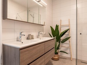 Shower - Luxury penthouse with terrace and harbour views (Kortgene)