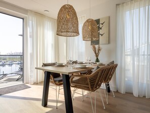 Dining - Harbour apartment with beautiful views (Kortgene)