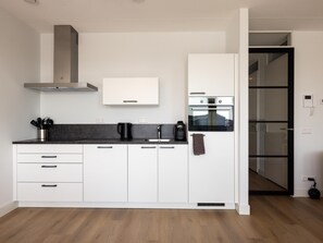 Fridge, microwave, dishwasher, coffee/tea maker - Harbour apartment with beautiful views (Kortgene)
