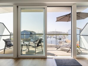 Interior - Stylish harbour apartment with balcony & view (Kortgene)