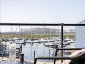 Marina - Stylish harbour apartment with balcony & view (Kortgene)