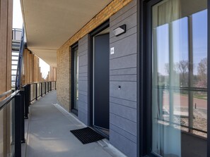 Exterior detail - Stylish harbour apartment with balcony & view (Kortgene)