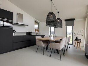 Fridge, microwave, stovetop, dishwasher - Nature house in the Zeeland polder landscape (Wissenkerke)