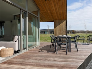 Outdoor dining - Nature house in the Zeeland polder landscape (Wissenkerke)