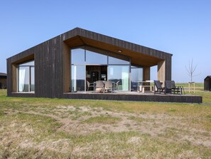 Outdoor dining - Rural nature house in Zeeland (Wissenkerke)