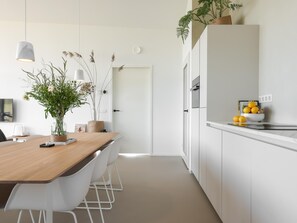 Køleskab, mikrobølgeovn, kogeplade, opvaskemaskine
