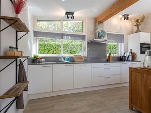 Fridge, microwave, stovetop, coffee/tea maker - Holiday home with covered terrace by the coast (Kamperland)