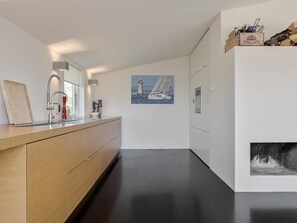Fridge, microwave, oven, stovetop - Holiday home with spacious garden by Veerse Meer (Kamperland)