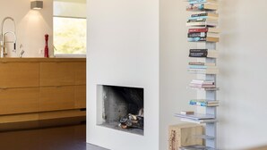 Una cocina moderna con una estantería empotrada y una chimenea.