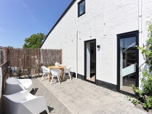 Outdoor dining - Nice, light apartment with a terrace. (Kamperland)