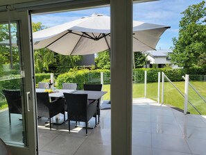 Outdoor dining - Villa with a view over the Veerse Meer (Kamperland)