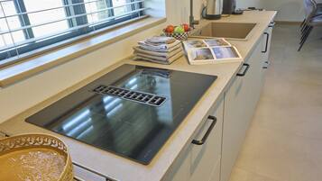 Fridge, microwave, stovetop, dishwasher