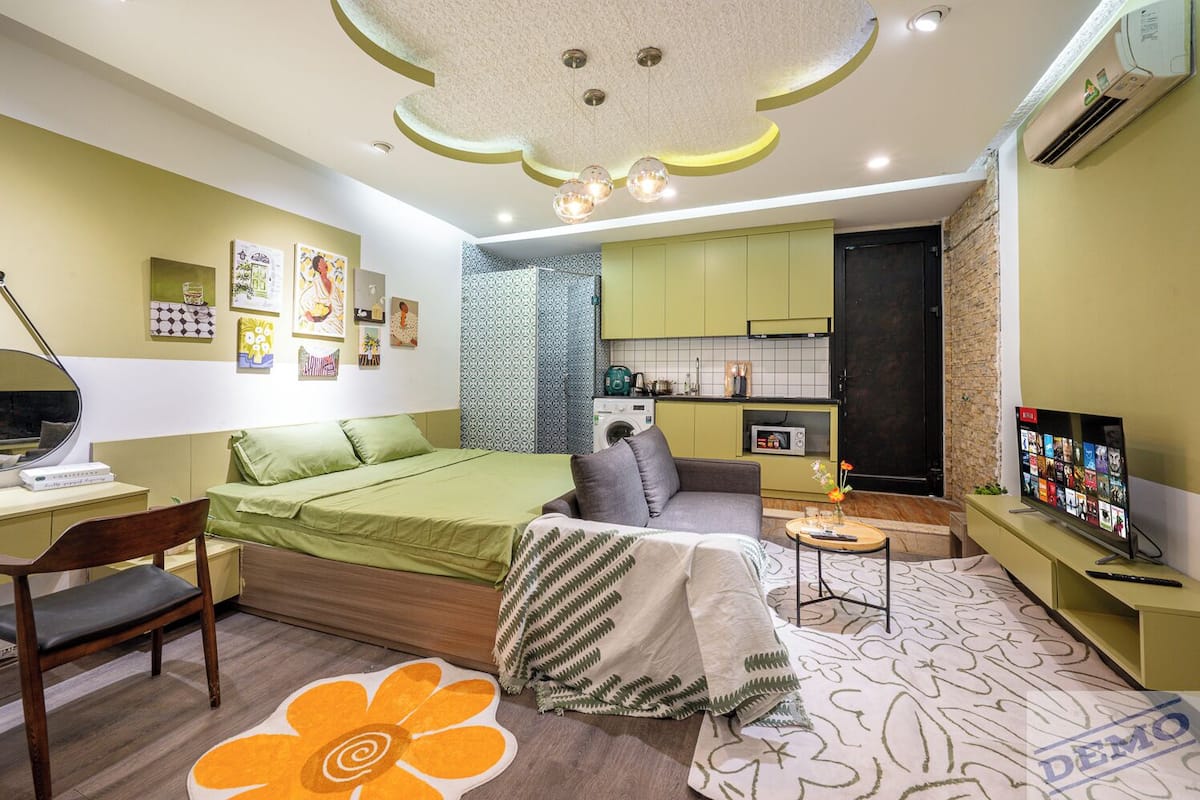 Een knus verblijf met een bed, een slaapbank, een kitchenette en een televisie.