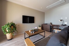 Chambre double, salle de bain privée, vue sur la mer | Aire de séjour